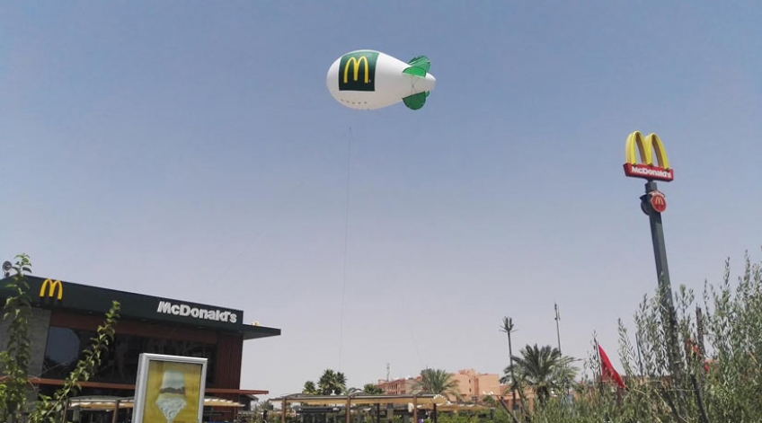 Dirigeable publicitaire volant pour le Mc Donalds de Marrakech au Maroc