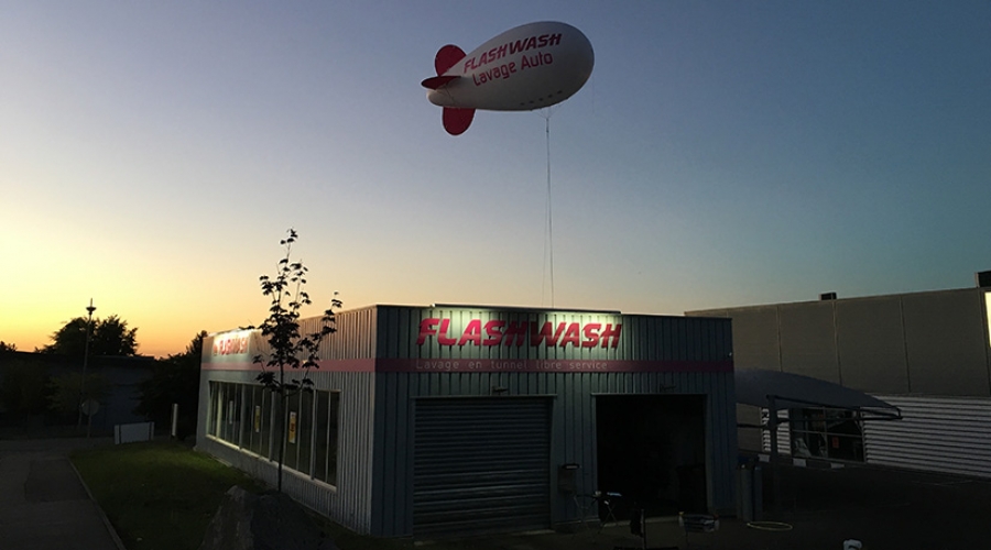 Dirigeable gonflé à l&#039;hélium pour un centre de lavage